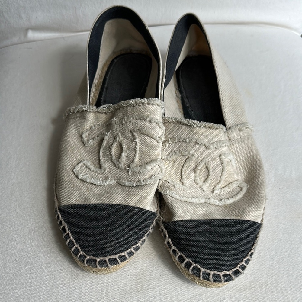 CHANEL Espadrilles - Black and Cream